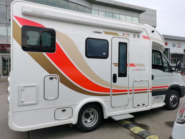 金冠T型房車 奔馳商務(wù)級(jí)內(nèi)飾，打造移動(dòng)中的舒適坐臥體驗(yàn)